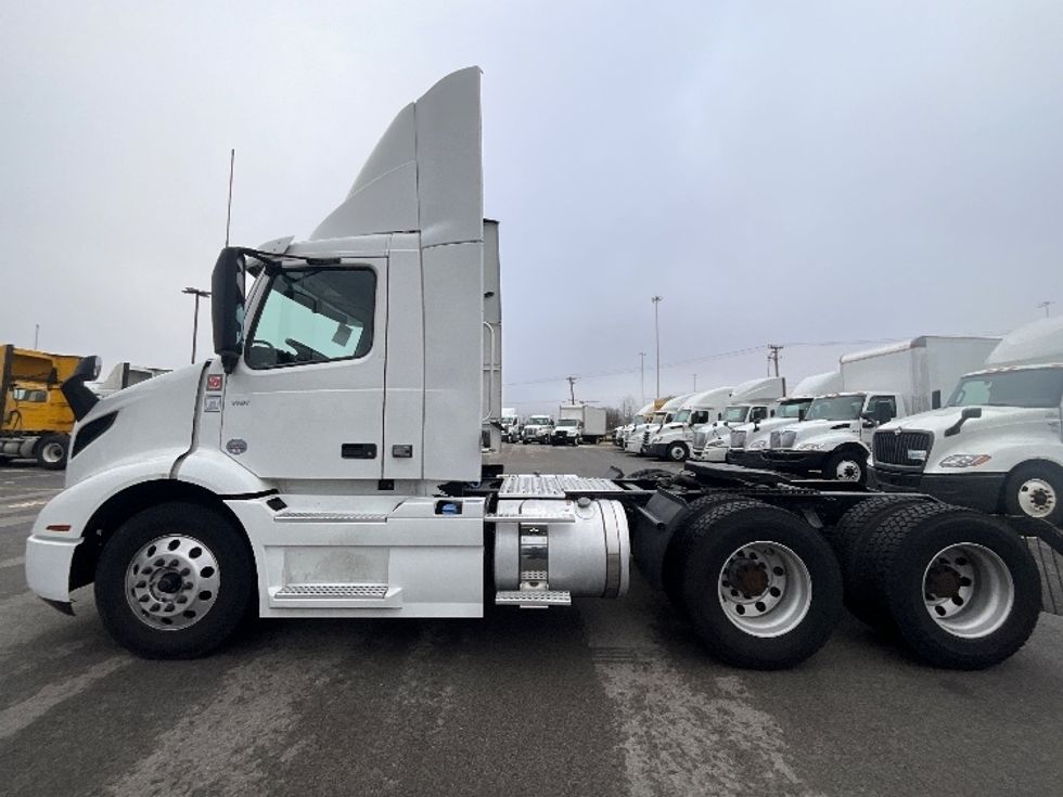Day Cab Tractor-Heavy Duty Tractors-Volvo-2021-VNR64300-East Chicago-IN-528,942\n\t\tmiles-$ 51,500 - Image 4