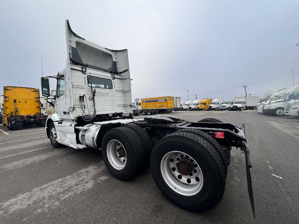 Day Cab Tractor-Heavy Duty Tractors-Volvo-2021-VNR64300-East Chicago-IN-528,942\n\t\tmiles-$ 51,500 - Image 5