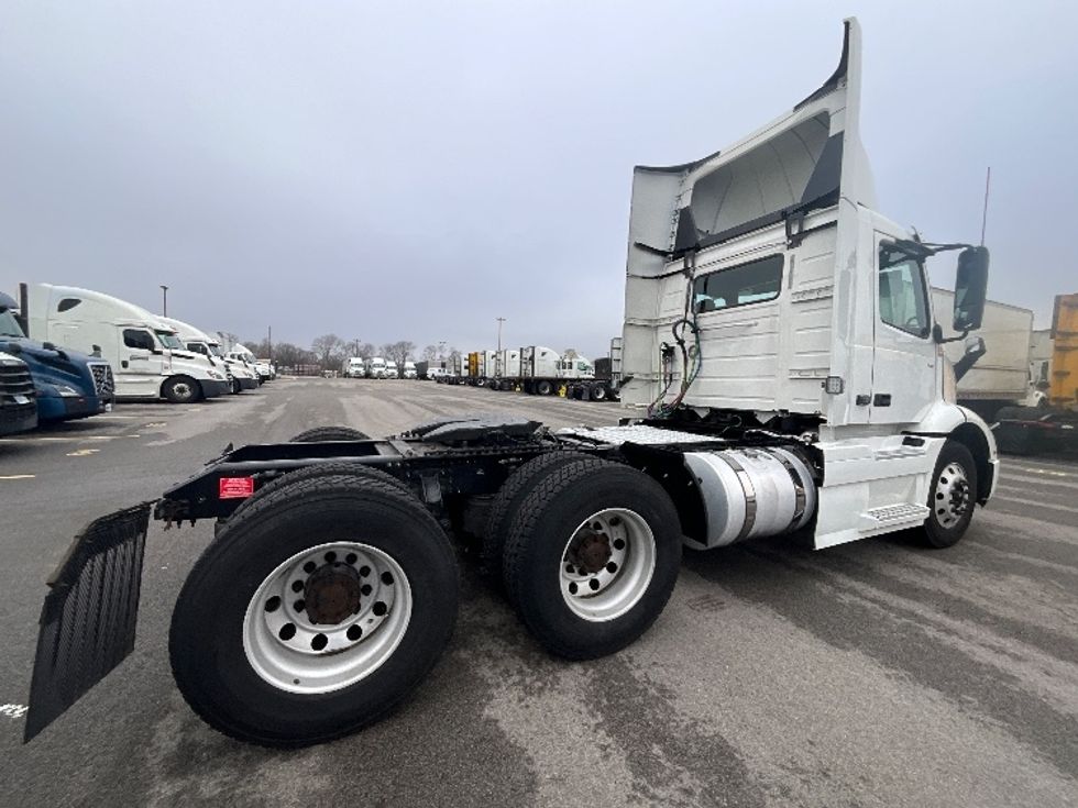 Day Cab Tractor-Heavy Duty Tractors-Volvo-2021-VNR64300-East Chicago-IN-528,942\n\t\tmiles-$ 51,500 - Image 7