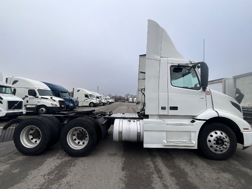 Day Cab Tractor-Heavy Duty Tractors-Volvo-2021-VNR64300-East Chicago-IN-528,942\n\t\tmiles-$ 51,500 - Image 8