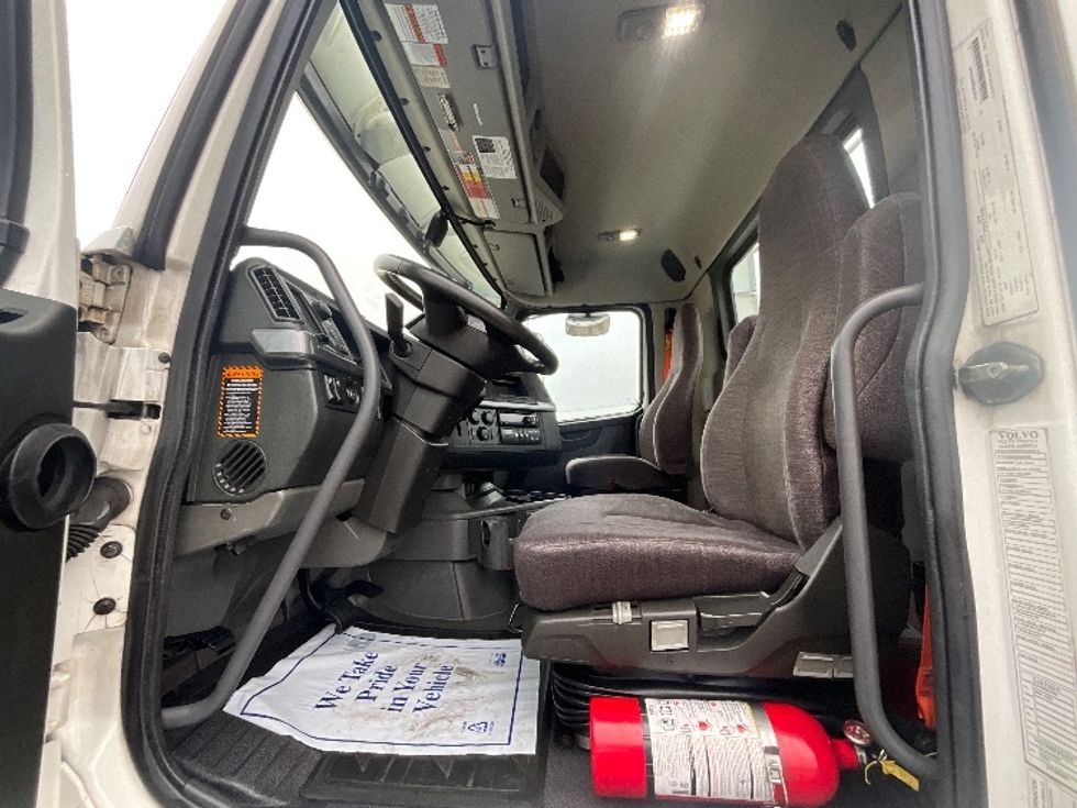 Day Cab Tractor-Heavy Duty Tractors-Volvo-2021-VNR64300-East Chicago-IN-528,942\n\t\tmiles-$ 51,500 - Image 9