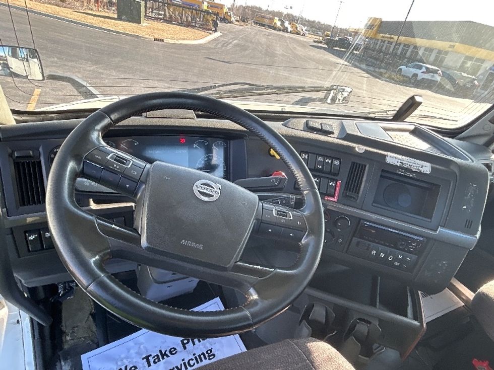 Day Cab Tractor-Heavy Duty Tractors-Volvo-2021-VNR64300-East Chicago-IN-531,232\n\t\tmiles-$ 37,000 - Image 11