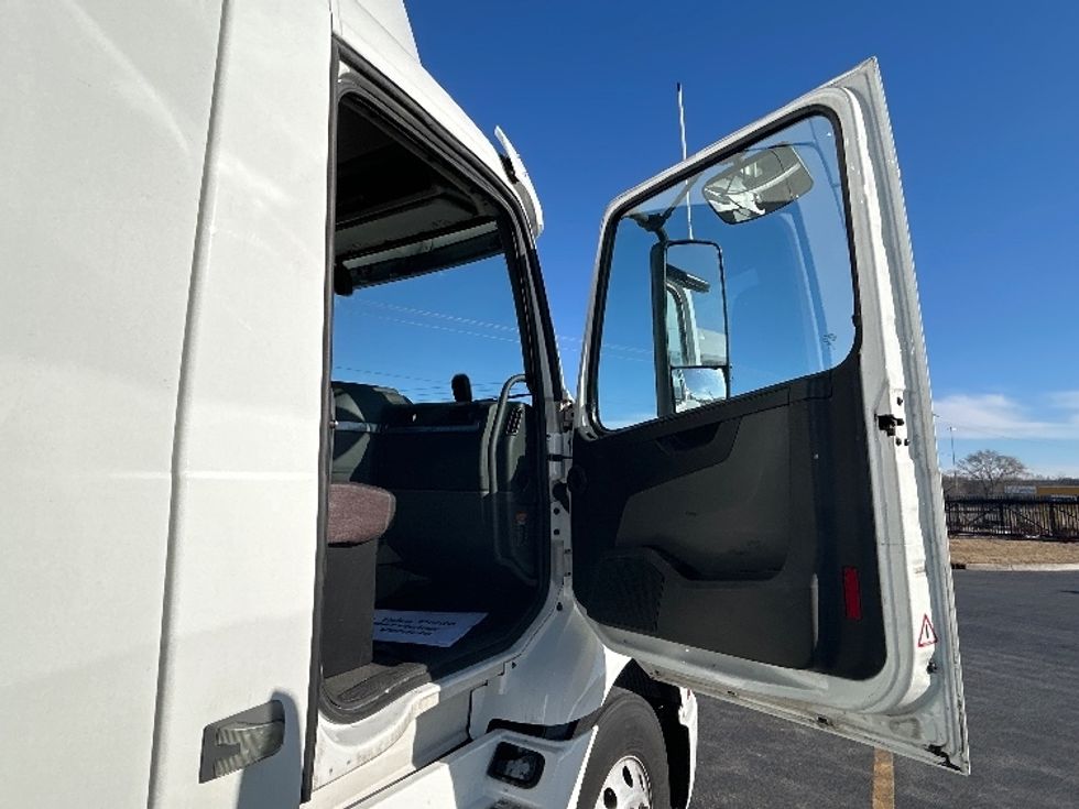 Day Cab Tractor-Heavy Duty Tractors-Volvo-2021-VNR64300-East Chicago-IN-531,232\n\t\tmiles-$ 37,000 - Image 12