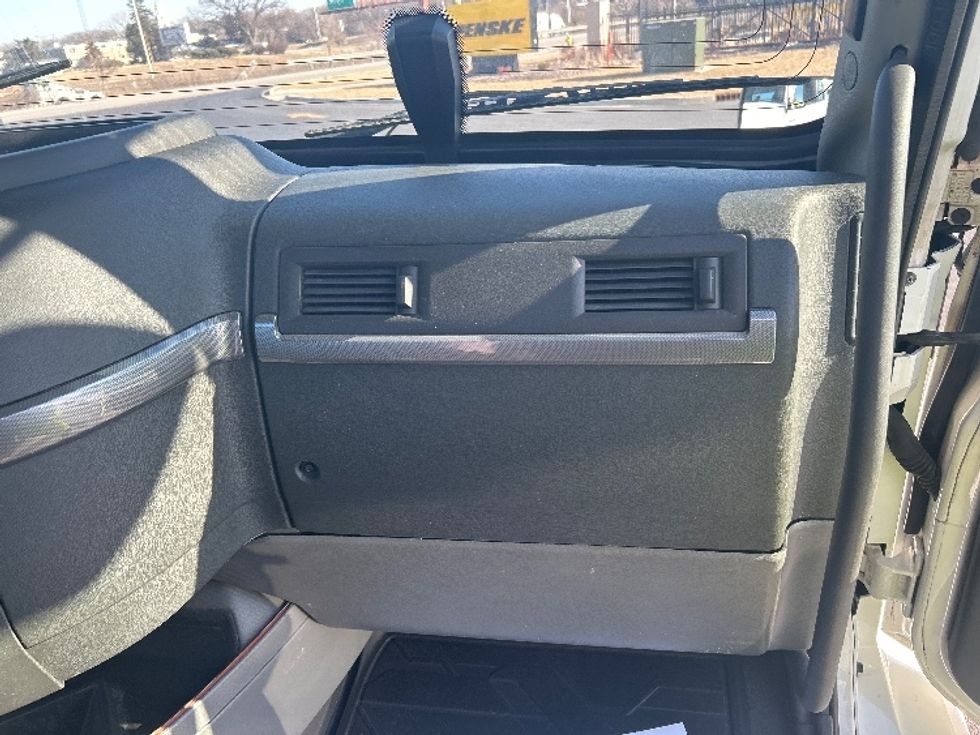 Day Cab Tractor-Heavy Duty Tractors-Volvo-2021-VNR64300-East Chicago-IN-531,232\n\t\tmiles-$ 37,000 - Image 13