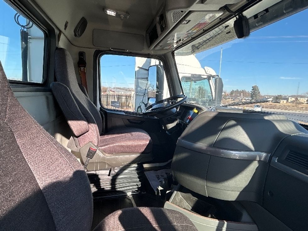 Day Cab Tractor-Heavy Duty Tractors-Volvo-2021-VNR64300-East Chicago-IN-531,232\n\t\tmiles-$ 37,000 - Image 14
