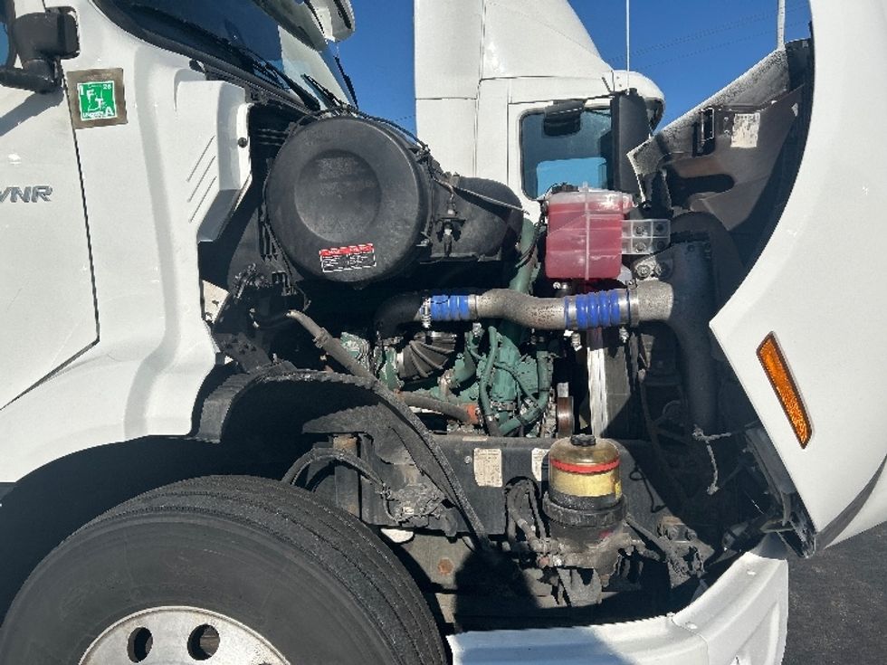 Day Cab Tractor-Heavy Duty Tractors-Volvo-2021-VNR64300-East Chicago-IN-531,232\n\t\tmiles-$ 37,000 - Image 15