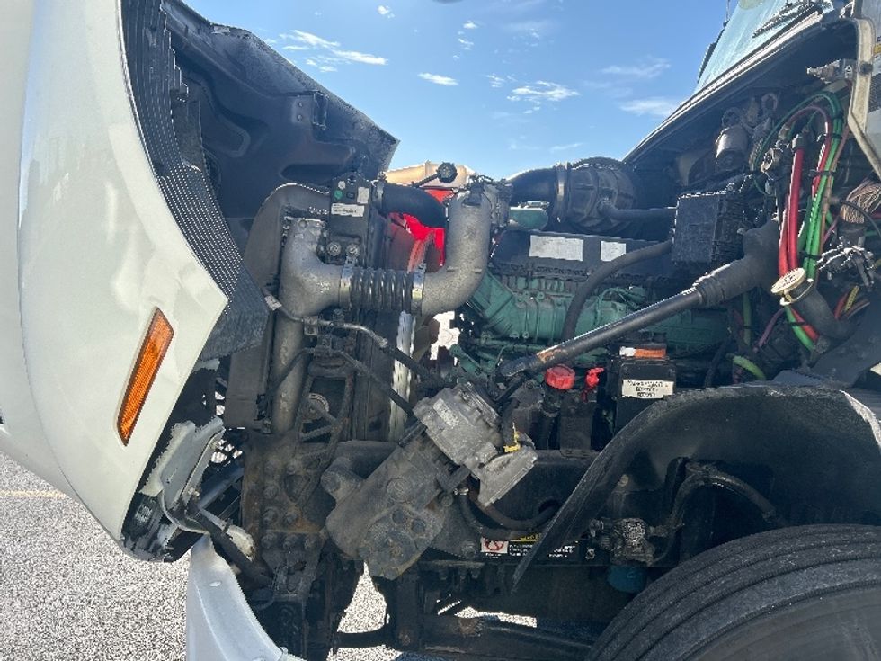 Day Cab Tractor-Heavy Duty Tractors-Volvo-2021-VNR64300-East Chicago-IN-531,232\n\t\tmiles-$ 37,000 - Image 16