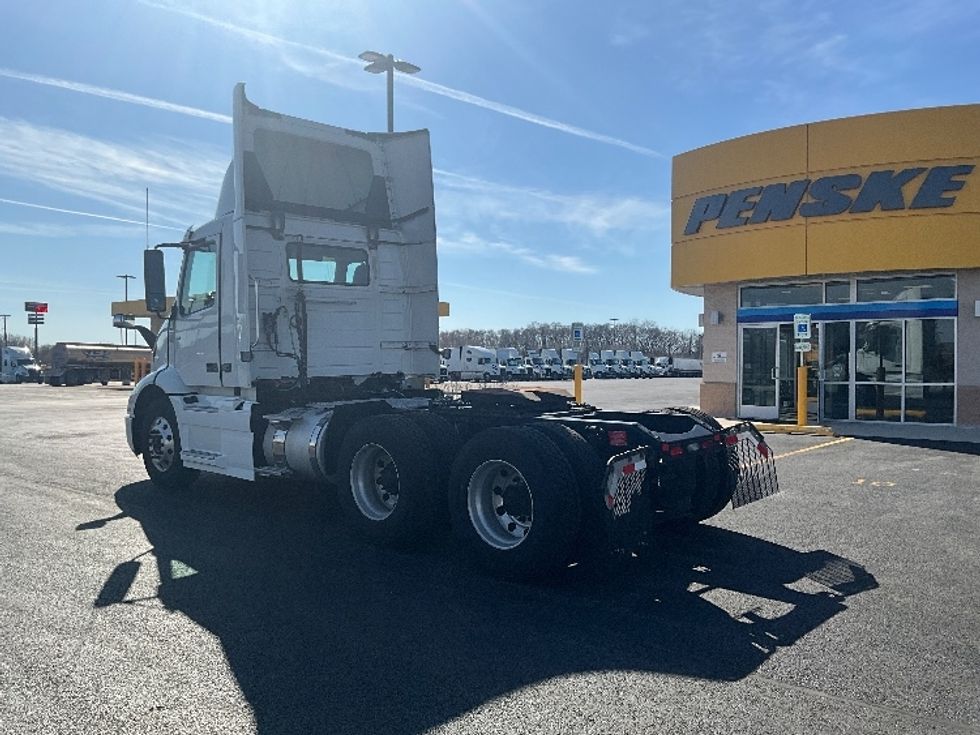 Day Cab Tractor-Heavy Duty Tractors-Volvo-2021-VNR64300-East Chicago-IN-531,232\n\t\tmiles-$ 37,000 - Image 5