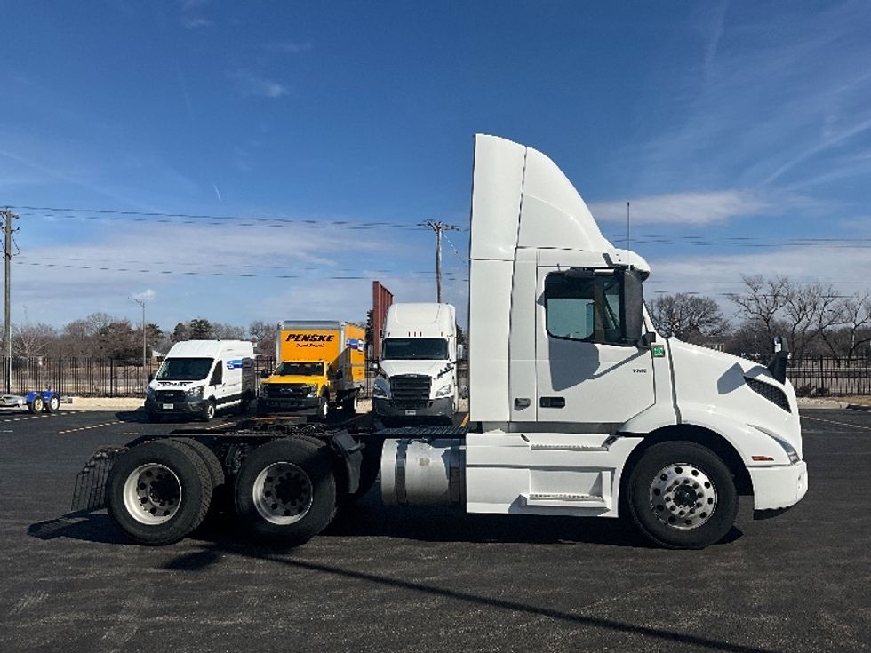 Day Cab Tractor-Heavy Duty Tractors-Volvo-2021-VNR64300-East Chicago-IN-531,232\n\t\tmiles-$ 37,000 - Image 8