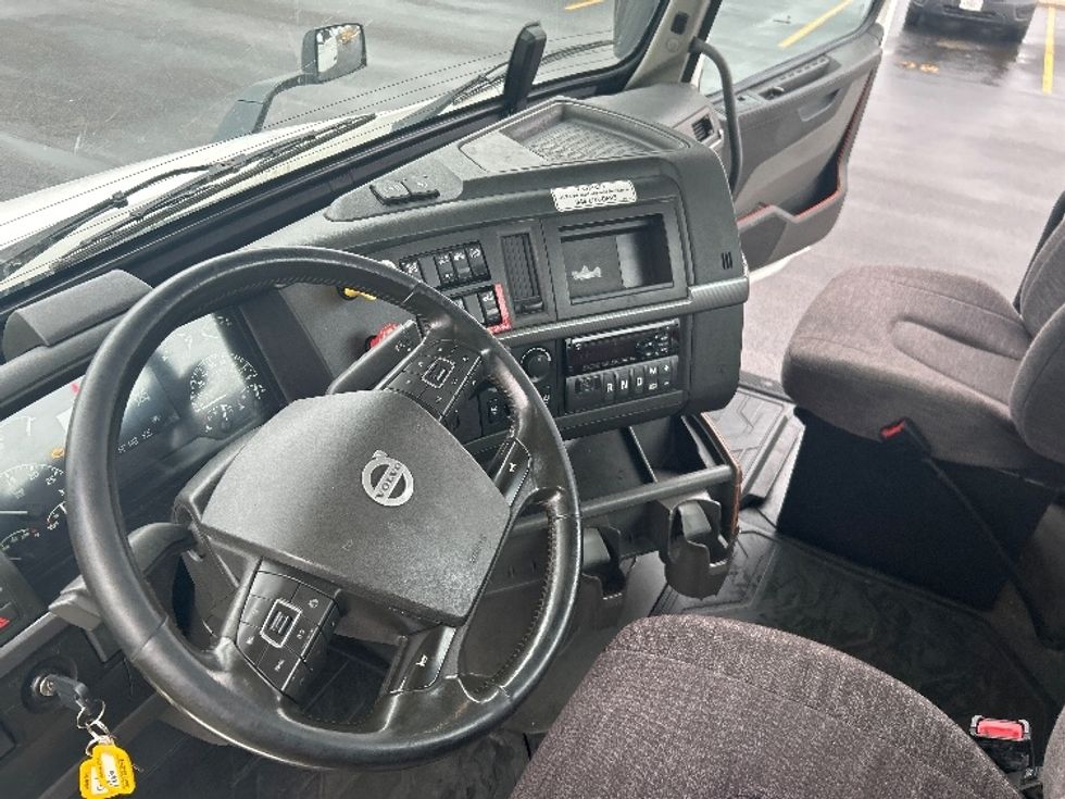 Day Cab Tractor-Heavy Duty Tractors-Volvo-2021-VNR64300-East Chicago-IN-532,733\n\t\tmiles-$ 36,750 - Image 10