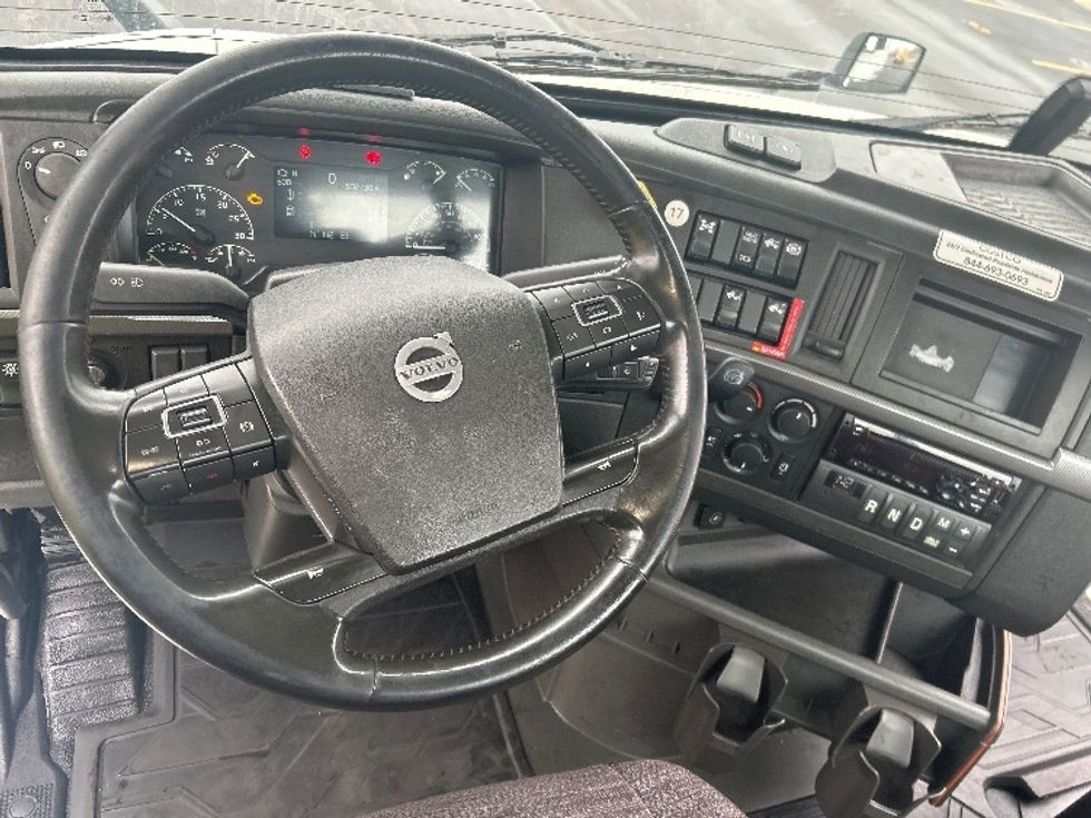 Day Cab Tractor-Heavy Duty Tractors-Volvo-2021-VNR64300-East Chicago-IN-532,733\n\t\tmiles-$ 36,750 - Image 11