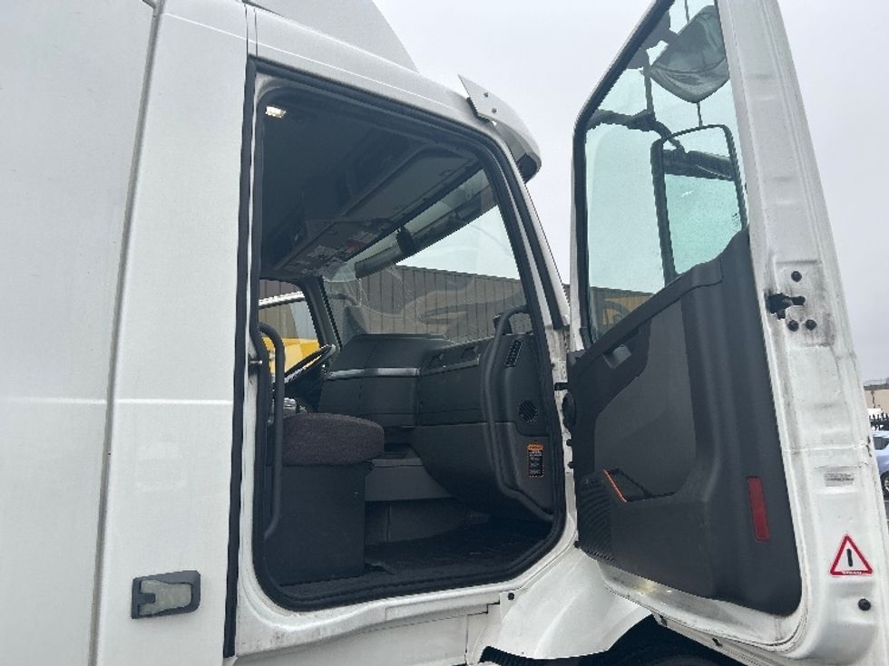 Day Cab Tractor-Heavy Duty Tractors-Volvo-2021-VNR64300-East Chicago-IN-532,733\n\t\tmiles-$ 36,750 - Image 12