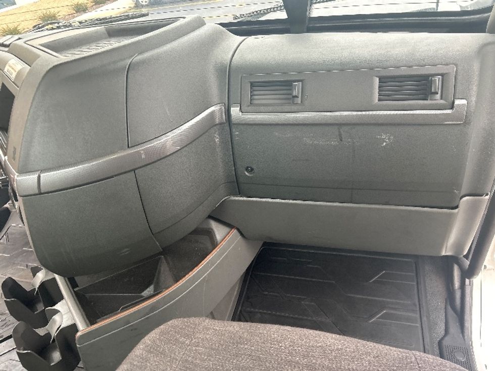 Day Cab Tractor-Heavy Duty Tractors-Volvo-2021-VNR64300-East Chicago-IN-532,733\n\t\tmiles-$ 36,750 - Image 13