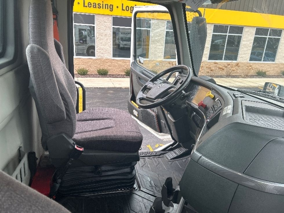 Day Cab Tractor-Heavy Duty Tractors-Volvo-2021-VNR64300-East Chicago-IN-532,733\n\t\tmiles-$ 36,750 - Image 14