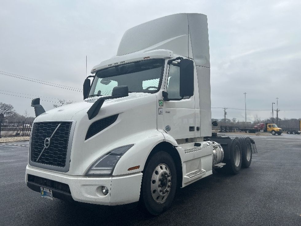 Day Cab Tractor-Heavy Duty Tractors-Volvo-2021-VNR64300-East Chicago-IN-532,733\n\t\tmiles-$ 36,750 - Image 3