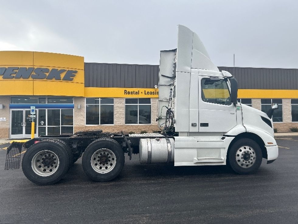 Day Cab Tractor-Heavy Duty Tractors-Volvo-2021-VNR64300-East Chicago-IN-532,733\n\t\tmiles-$ 36,750 - Image 8
