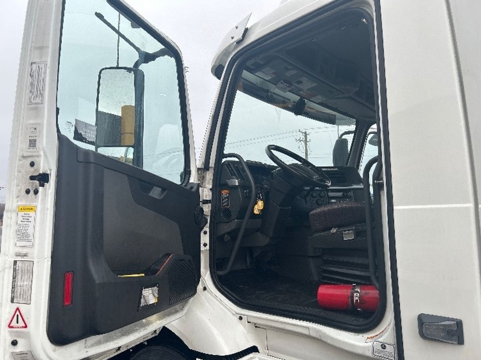 Day Cab Tractor-Heavy Duty Tractors-Volvo-2021-VNR64300-East Chicago-IN-532,733\n\t\tmiles-$ 36,750 - Image 9