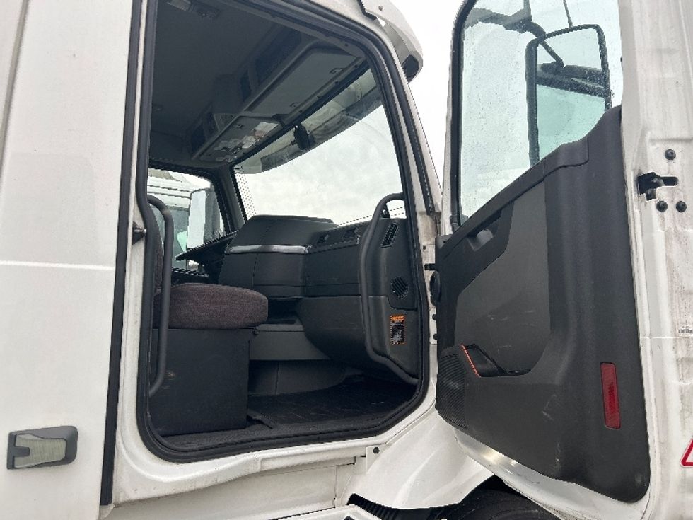 Day Cab Tractor-Heavy Duty Tractors-Volvo-2021-VNR64300-East Chicago-IN-535,033\n\t\tmiles-$ 36,750 - Image 10