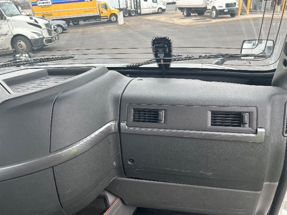 Day Cab Tractor-Heavy Duty Tractors-Volvo-2021-VNR64300-East Chicago-IN-535,033\n\t\tmiles-$ 36,750 - Image 11