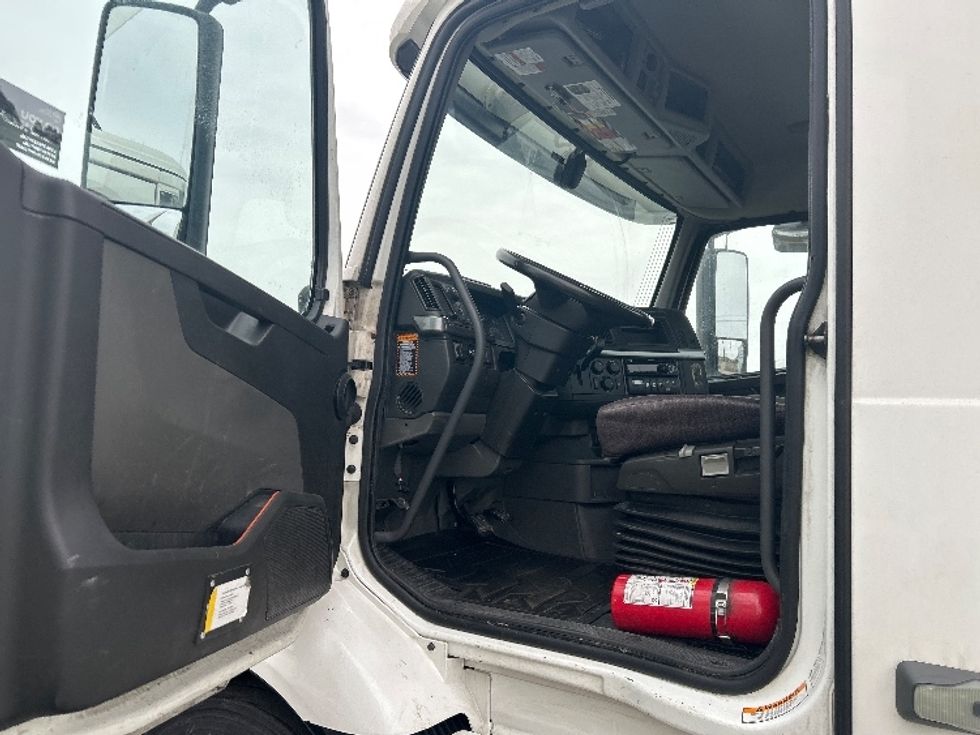 Day Cab Tractor-Heavy Duty Tractors-Volvo-2021-VNR64300-East Chicago-IN-535,033\n\t\tmiles-$ 36,750 - Image 7