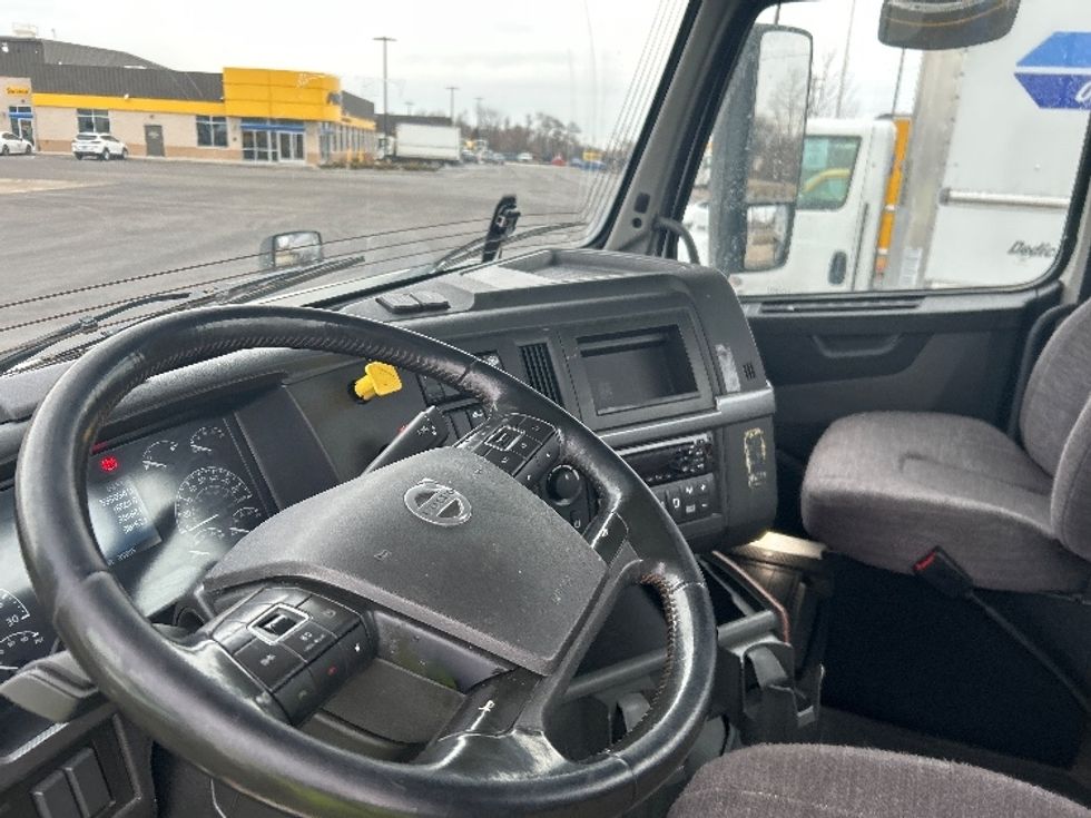 Day Cab Tractor-Heavy Duty Tractors-Volvo-2021-VNR64300-East Chicago-IN-535,033\n\t\tmiles-$ 36,750 - Image 8