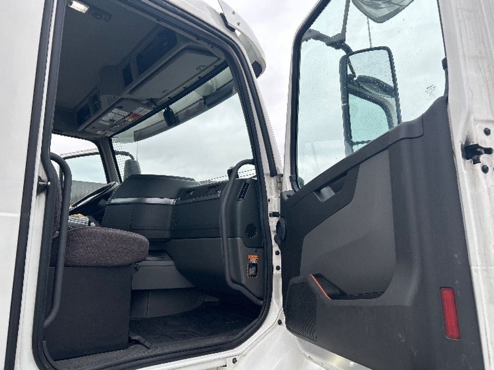 Day Cab Tractor-Heavy Duty Tractors-Volvo-2021-VNR64300-East Chicago-IN-545,897\n\t\tmiles-$ 35,500 - Image 10