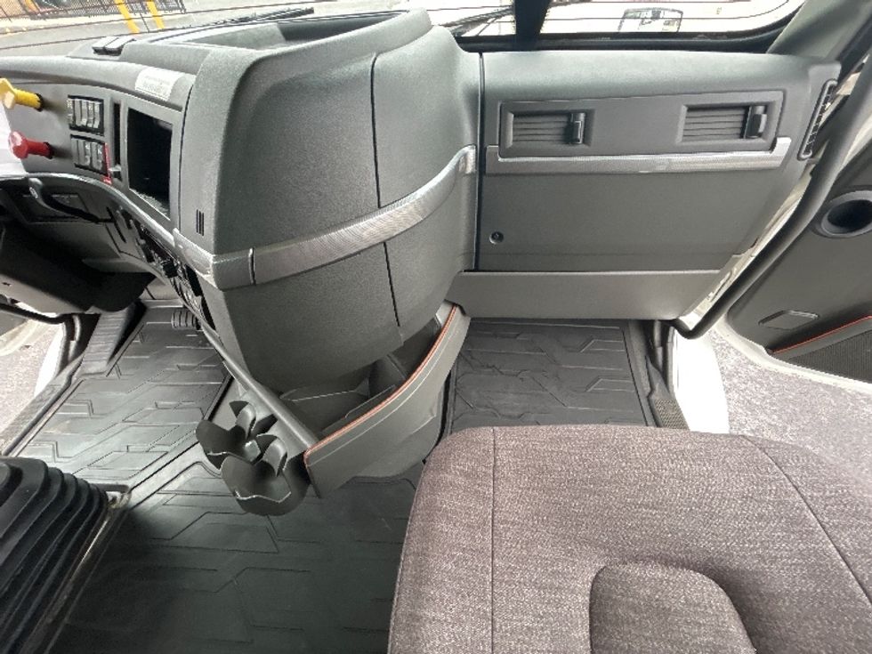 Day Cab Tractor-Heavy Duty Tractors-Volvo-2021-VNR64300-East Chicago-IN-545,897\n\t\tmiles-$ 35,500 - Image 11