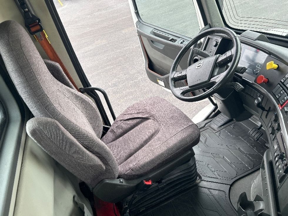 Day Cab Tractor-Heavy Duty Tractors-Volvo-2021-VNR64300-East Chicago-IN-545,897\n\t\tmiles-$ 35,500 - Image 12