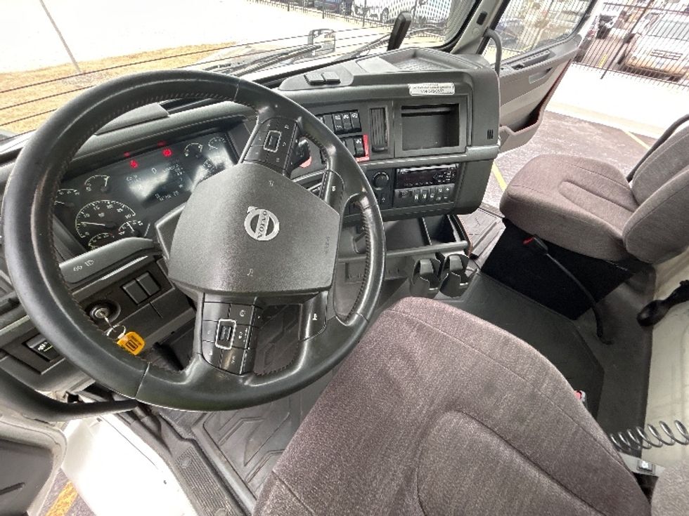 Day Cab Tractor-Heavy Duty Tractors-Volvo-2021-VNR64300-East Chicago-IN-545,897\n\t\tmiles-$ 35,500 - Image 8