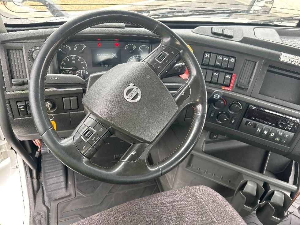 Day Cab Tractor-Heavy Duty Tractors-Volvo-2021-VNR64300-East Chicago-IN-545,897\n\t\tmiles-$ 35,500 - Image 9