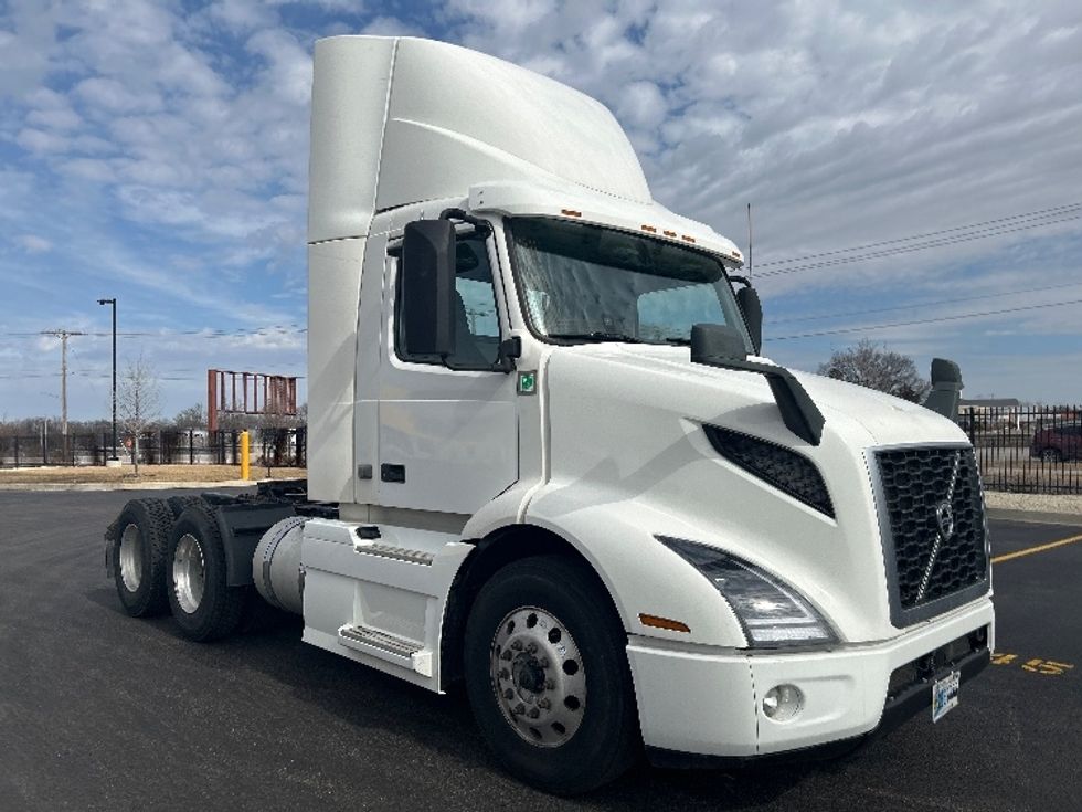 Day Cab Tractor-Heavy Duty Tractors-Volvo-2021-VNR64300-East Chicago-IN-554,432\n\t\tmiles-$ 34,750 - Image 1