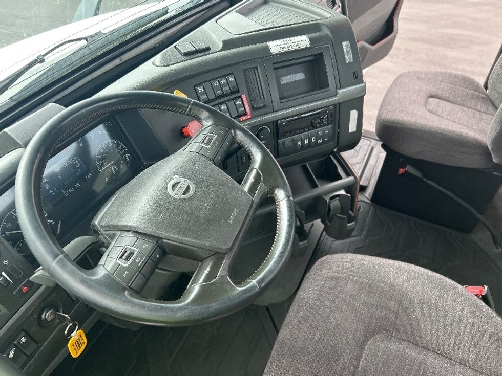 Day Cab Tractor-Heavy Duty Tractors-Volvo-2021-VNR64300-East Chicago-IN-554,432\n\t\tmiles-$ 34,750 - Image 10