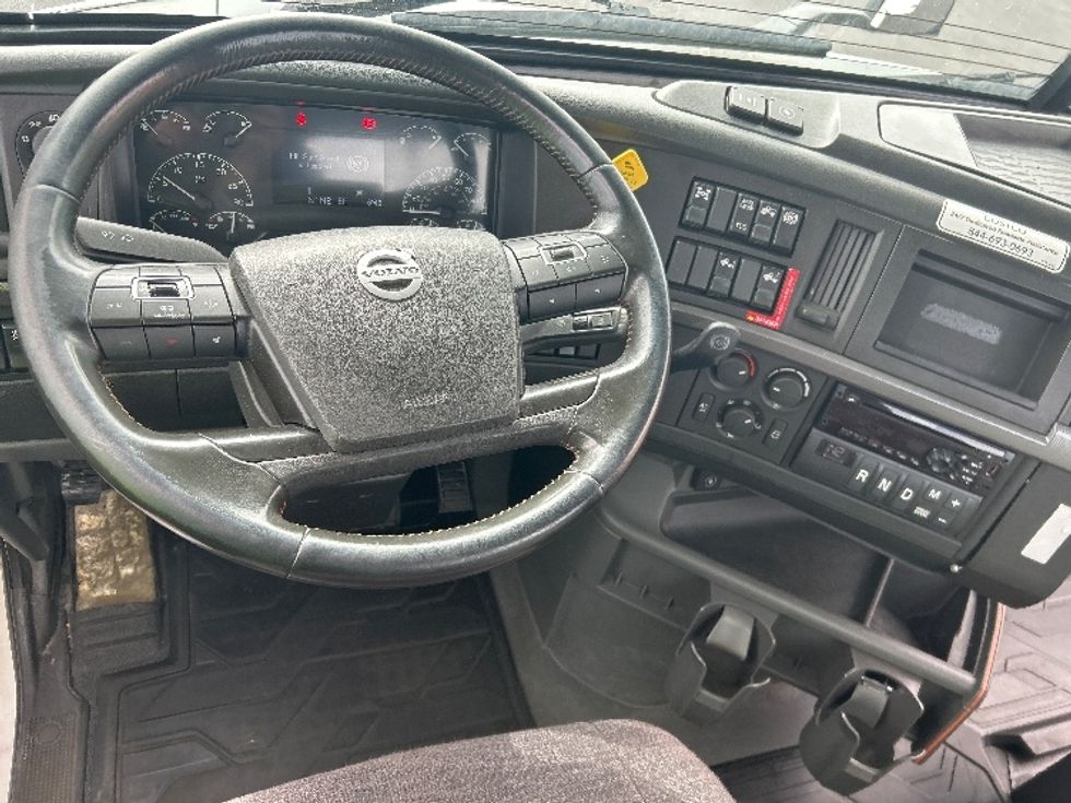 Day Cab Tractor-Heavy Duty Tractors-Volvo-2021-VNR64300-East Chicago-IN-554,432\n\t\tmiles-$ 34,750 - Image 11