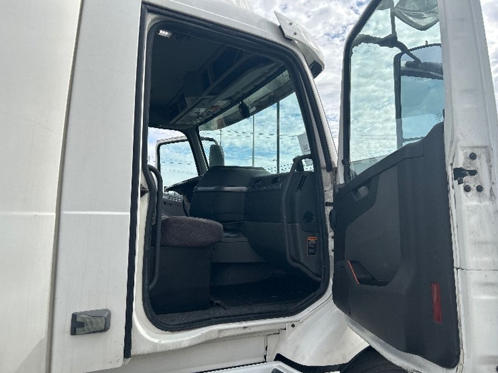 Day Cab Tractor-Heavy Duty Tractors-Volvo-2021-VNR64300-East Chicago-IN-554,432\n\t\tmiles-$ 34,750 - Image 12