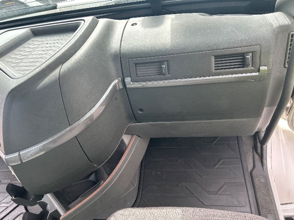 Day Cab Tractor-Heavy Duty Tractors-Volvo-2021-VNR64300-East Chicago-IN-554,432\n\t\tmiles-$ 34,750 - Image 13