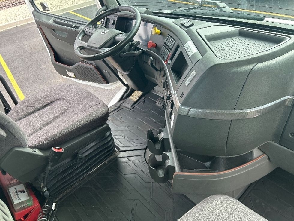 Day Cab Tractor-Heavy Duty Tractors-Volvo-2021-VNR64300-East Chicago-IN-554,432\n\t\tmiles-$ 34,750 - Image 14