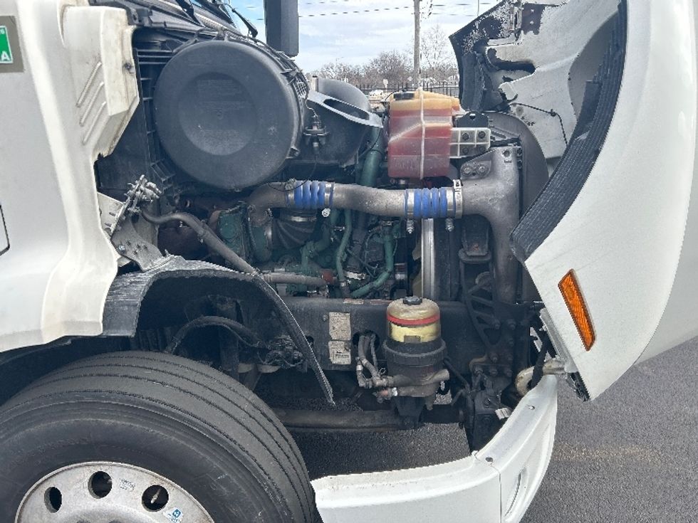 Day Cab Tractor-Heavy Duty Tractors-Volvo-2021-VNR64300-East Chicago-IN-554,432\n\t\tmiles-$ 34,750 - Image 15