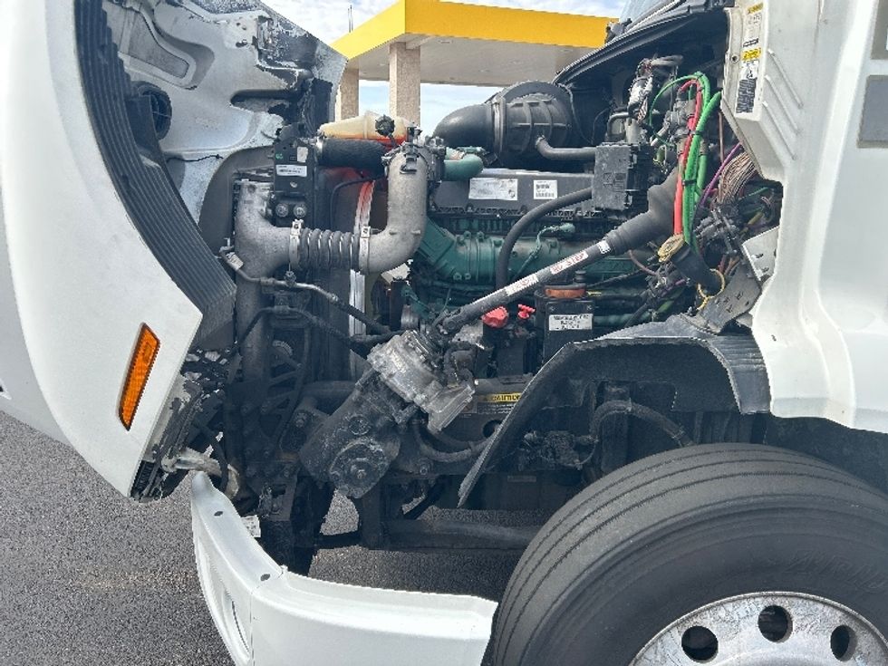 Day Cab Tractor-Heavy Duty Tractors-Volvo-2021-VNR64300-East Chicago-IN-554,432\n\t\tmiles-$ 34,750 - Image 16