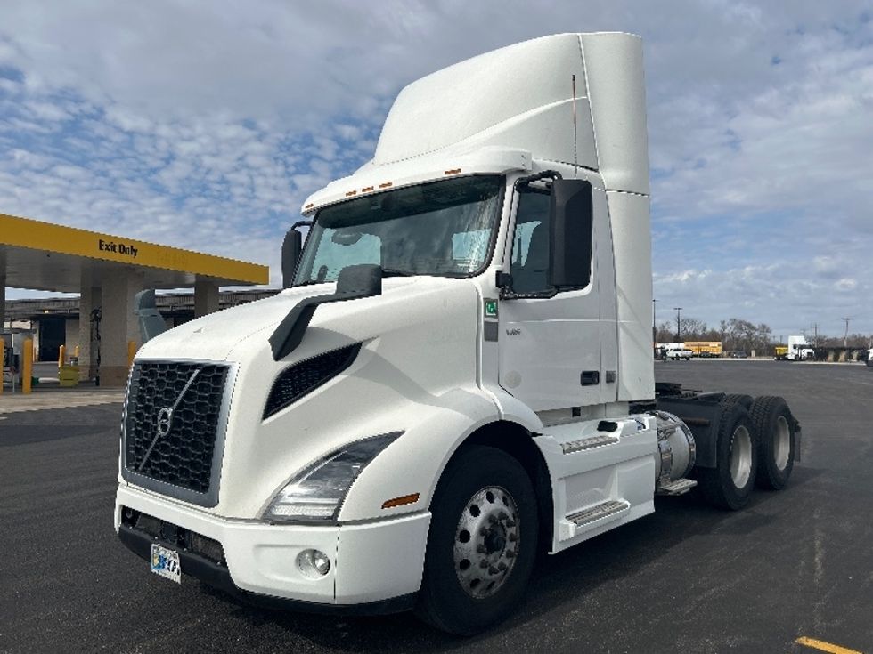 Day Cab Tractor-Heavy Duty Tractors-Volvo-2021-VNR64300-East Chicago-IN-554,432\n\t\tmiles-$ 34,750 - Image 3