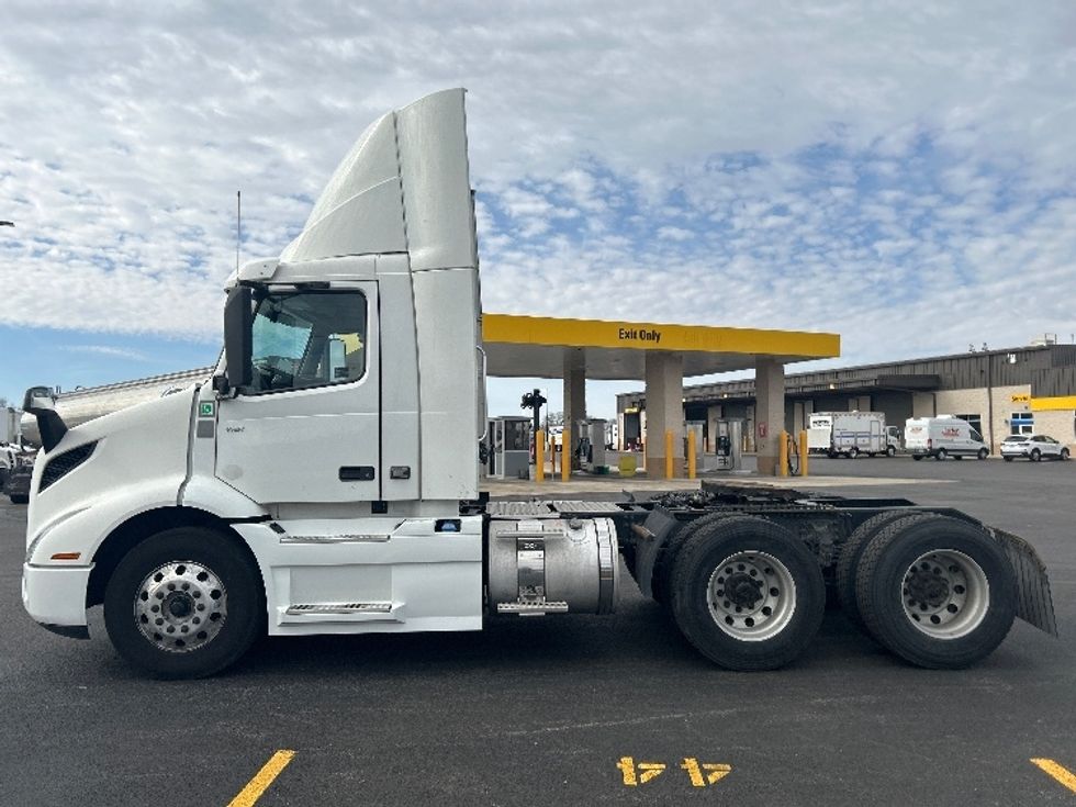 Day Cab Tractor-Heavy Duty Tractors-Volvo-2021-VNR64300-East Chicago-IN-554,432\n\t\tmiles-$ 34,750 - Image 4