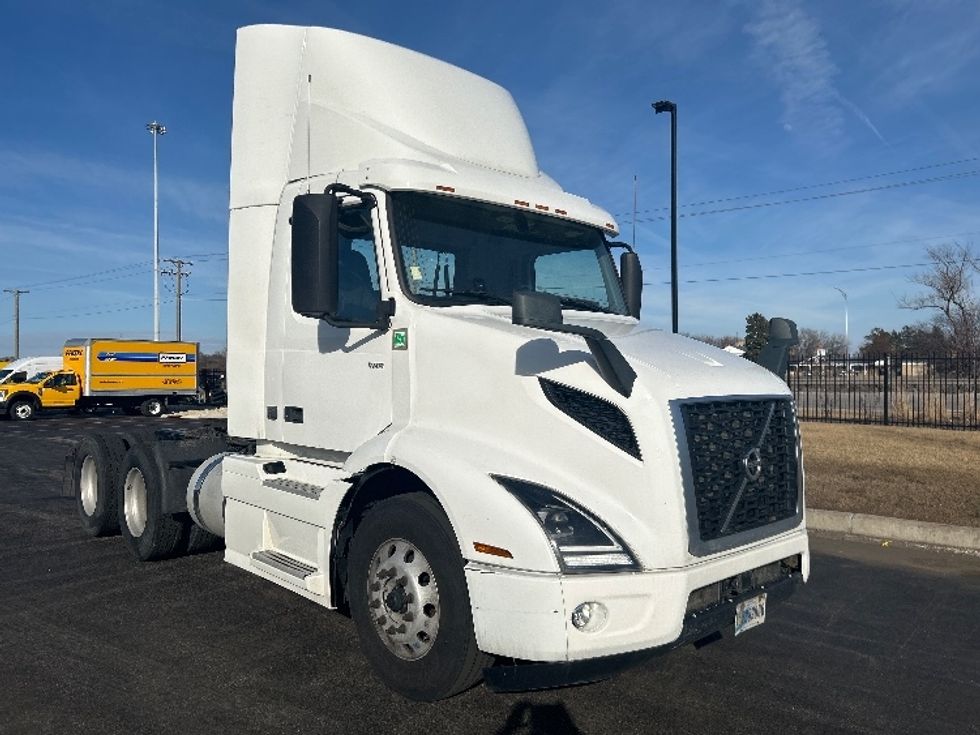 Day Cab Tractor-Heavy Duty Tractors-Volvo-2021-VNR64300-East Chicago-IN-564,632\n\t\tmiles-$ 33,750 - Image 1