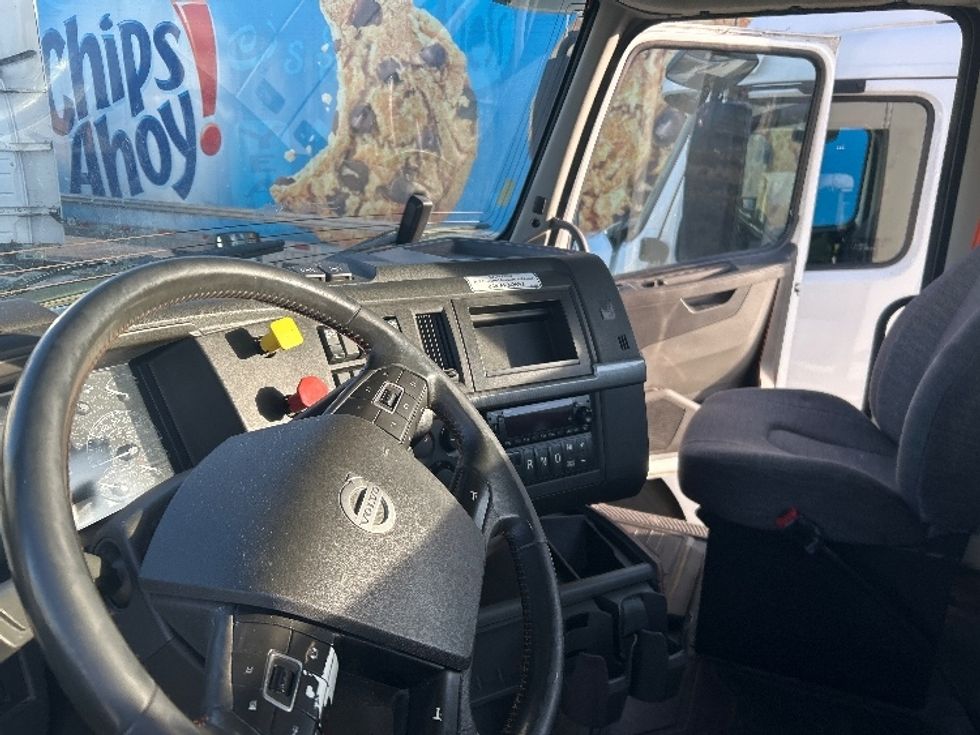 Day Cab Tractor-Heavy Duty Tractors-Volvo-2021-VNR64300-East Chicago-IN-564,632\n\t\tmiles-$ 33,750 - Image 10