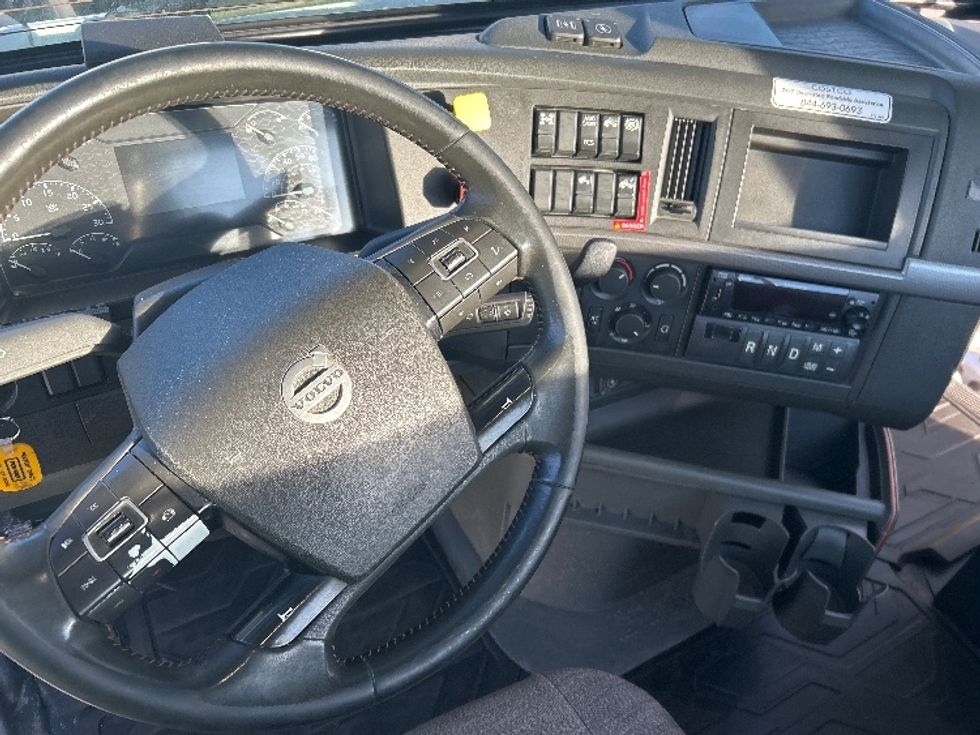 Day Cab Tractor-Heavy Duty Tractors-Volvo-2021-VNR64300-East Chicago-IN-564,632\n\t\tmiles-$ 33,750 - Image 11