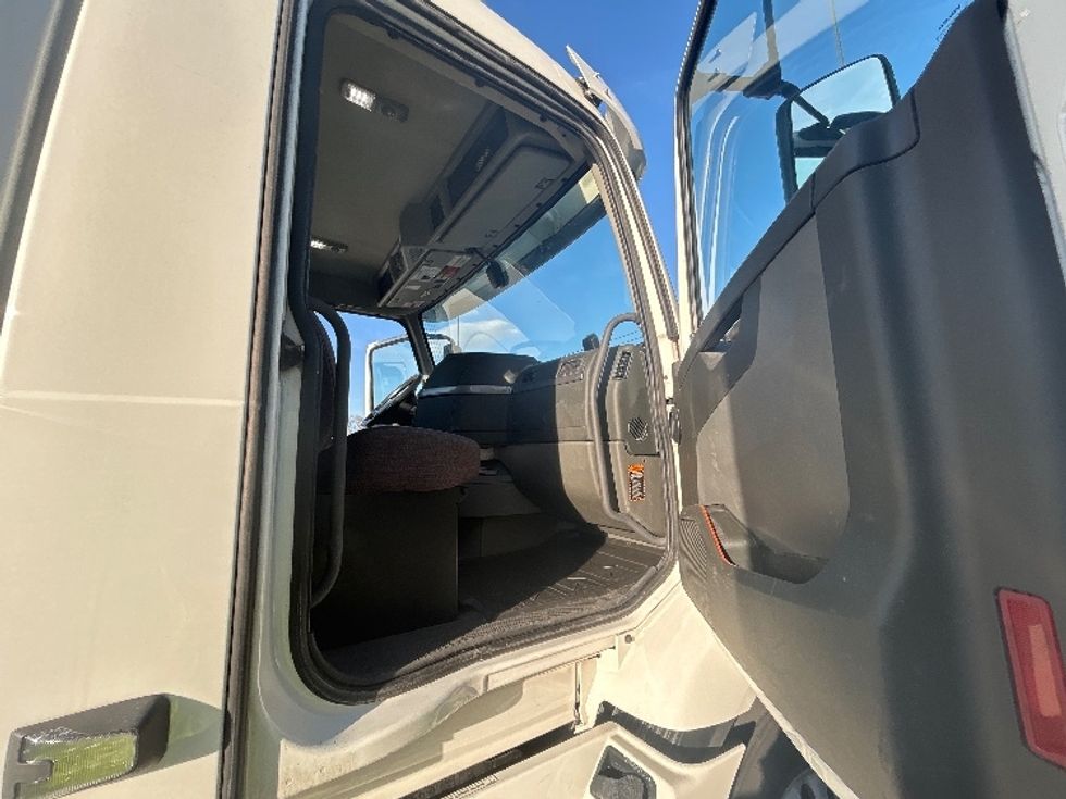 Day Cab Tractor-Heavy Duty Tractors-Volvo-2021-VNR64300-East Chicago-IN-564,632\n\t\tmiles-$ 33,750 - Image 12