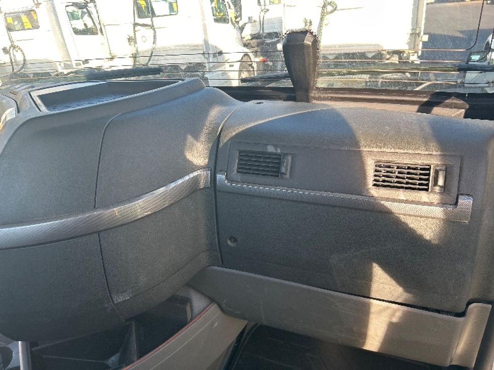 Day Cab Tractor-Heavy Duty Tractors-Volvo-2021-VNR64300-East Chicago-IN-564,632\n\t\tmiles-$ 33,750 - Image 13