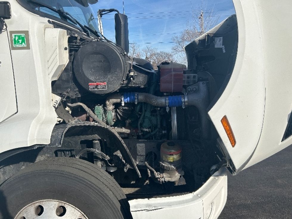 Day Cab Tractor-Heavy Duty Tractors-Volvo-2021-VNR64300-East Chicago-IN-564,632\n\t\tmiles-$ 33,750 - Image 15