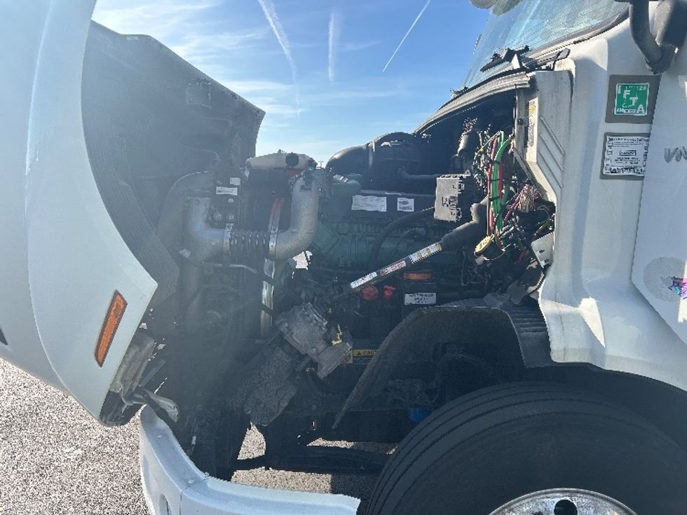 Day Cab Tractor-Heavy Duty Tractors-Volvo-2021-VNR64300-East Chicago-IN-564,632\n\t\tmiles-$ 33,750 - Image 16