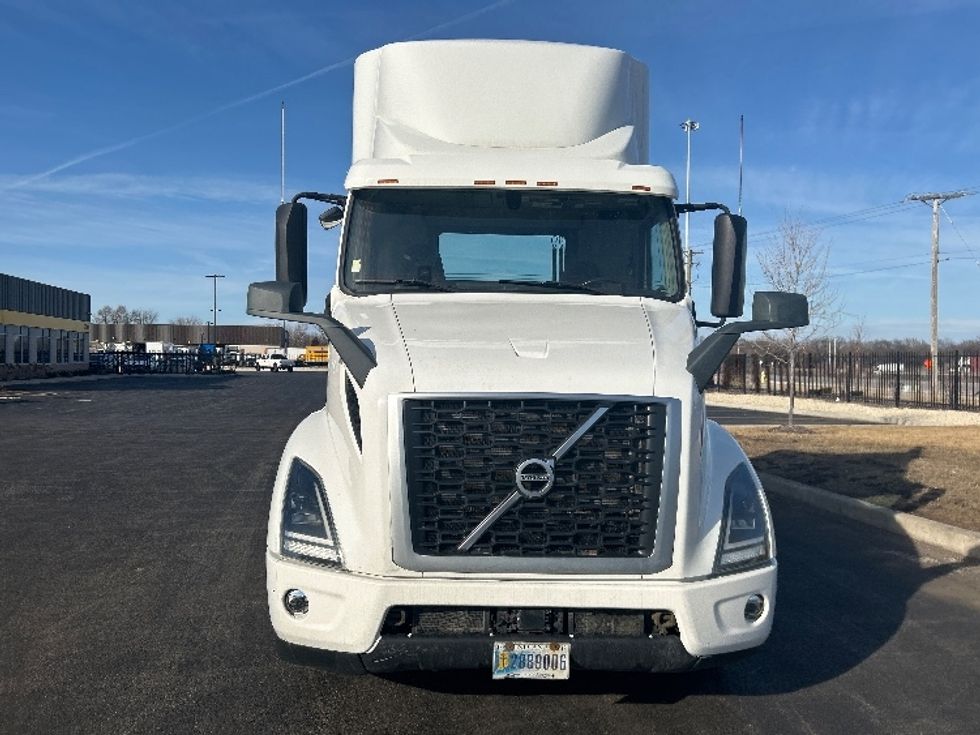 Day Cab Tractor-Heavy Duty Tractors-Volvo-2021-VNR64300-East Chicago-IN-564,632\n\t\tmiles-$ 33,750 - Image 2