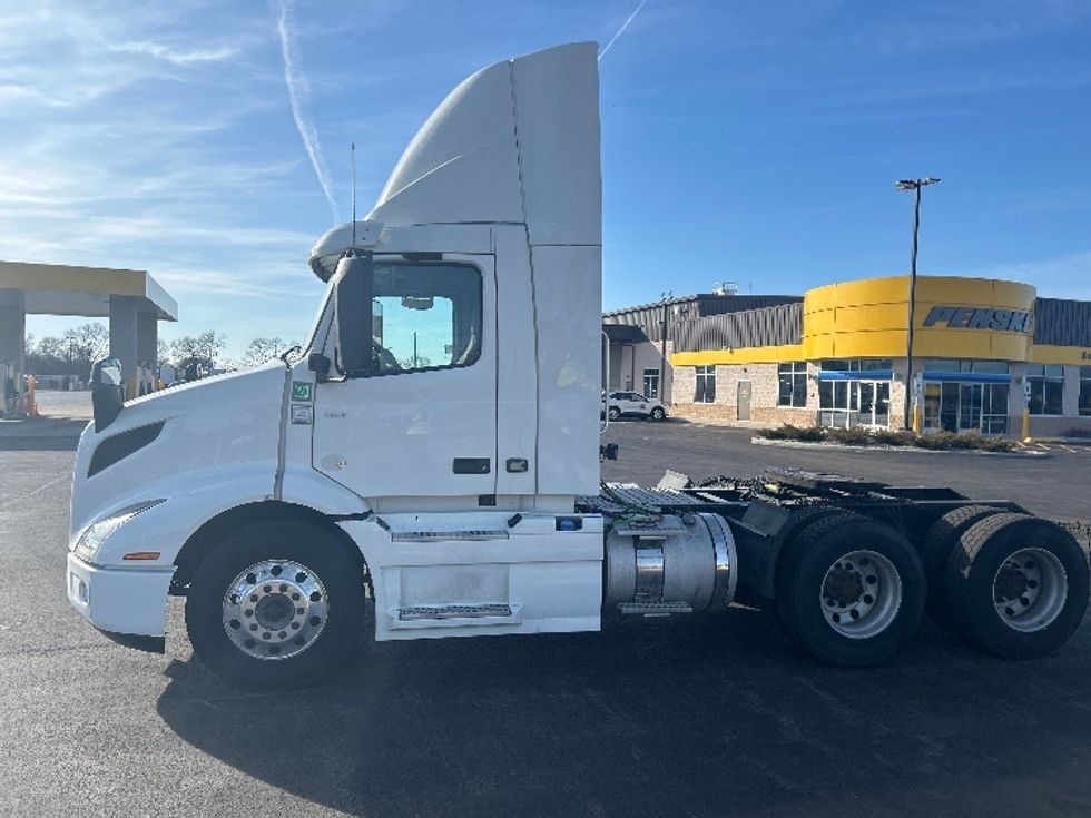 Day Cab Tractor-Heavy Duty Tractors-Volvo-2021-VNR64300-East Chicago-IN-564,632\n\t\tmiles-$ 33,750 - Image 4