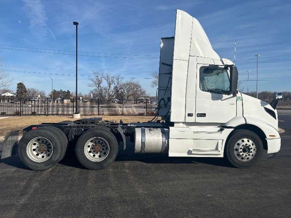 Day Cab Tractor-Heavy Duty Tractors-Volvo-2021-VNR64300-East Chicago-IN-564,632\n\t\tmiles-$ 33,750 - Image 8